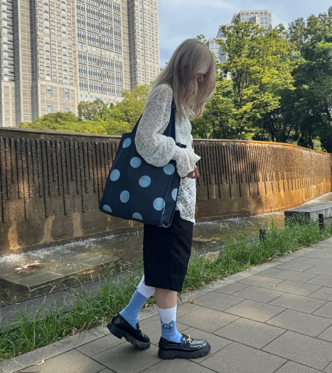 happysocks_jp's tweet photo. ローファーの隙間から、こんにちは🐱

爽やかなライトブルーのキュートなネコがひょっこり！ 
履くだけでいつものお出か��がちょっとワクワクする、遊び心満点のアイテム。
ネコ好きさんへのプチギフトにもおすすめ🎁

https://t.co/5K095c2QZj https://t.co/zceSsVI1Ra