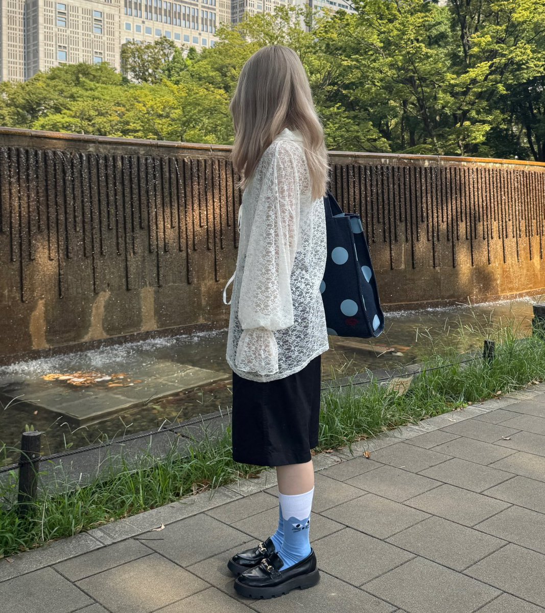happysocks_jp's tweet photo. ローファーの隙間から、こんにちは🐱

爽やかなライトブルーのキュートなネコがひょっこり！ 
履くだけでいつものお出か��がちょっとワクワクする、遊び心満点のアイテム。
ネコ好きさんへのプチギフトにもおすすめ🎁

https://t.co/5K095c2QZj https://t.co/zceSsVI1Ra