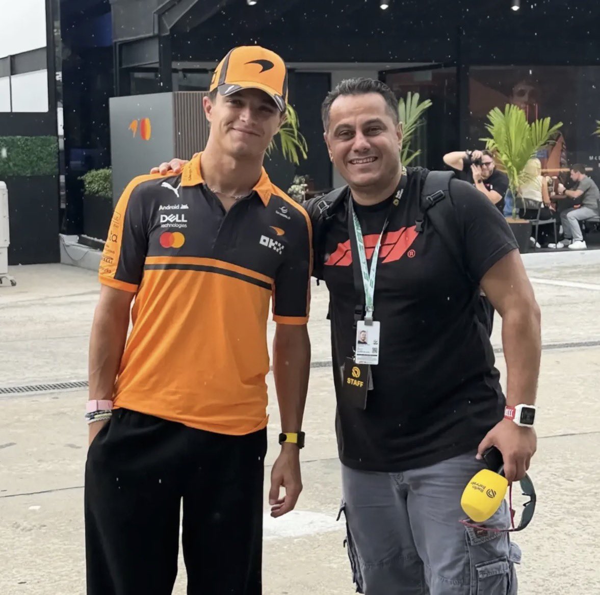 InfoLN4's tweet photo. Querido &amp; amável! Lando com alguns fãs durante o fim de semana de Sepang. 🥰 https://t.co/1IngF95Py1
