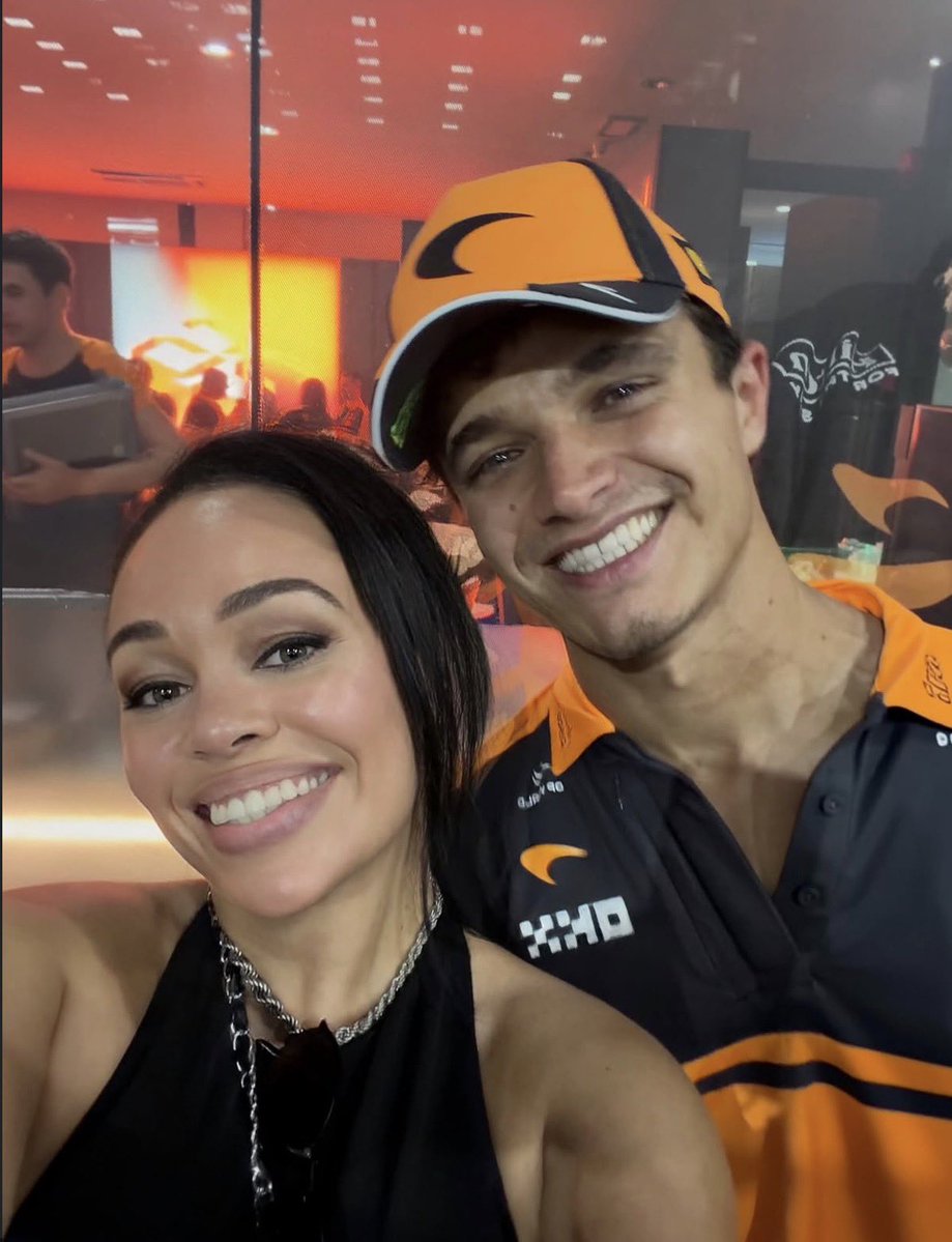 InfoLN4's tweet photo. Querido &amp; amável! Lando com alguns fãs durante o fim de semana de Sepang. 🥰 https://t.co/1IngF95Py1