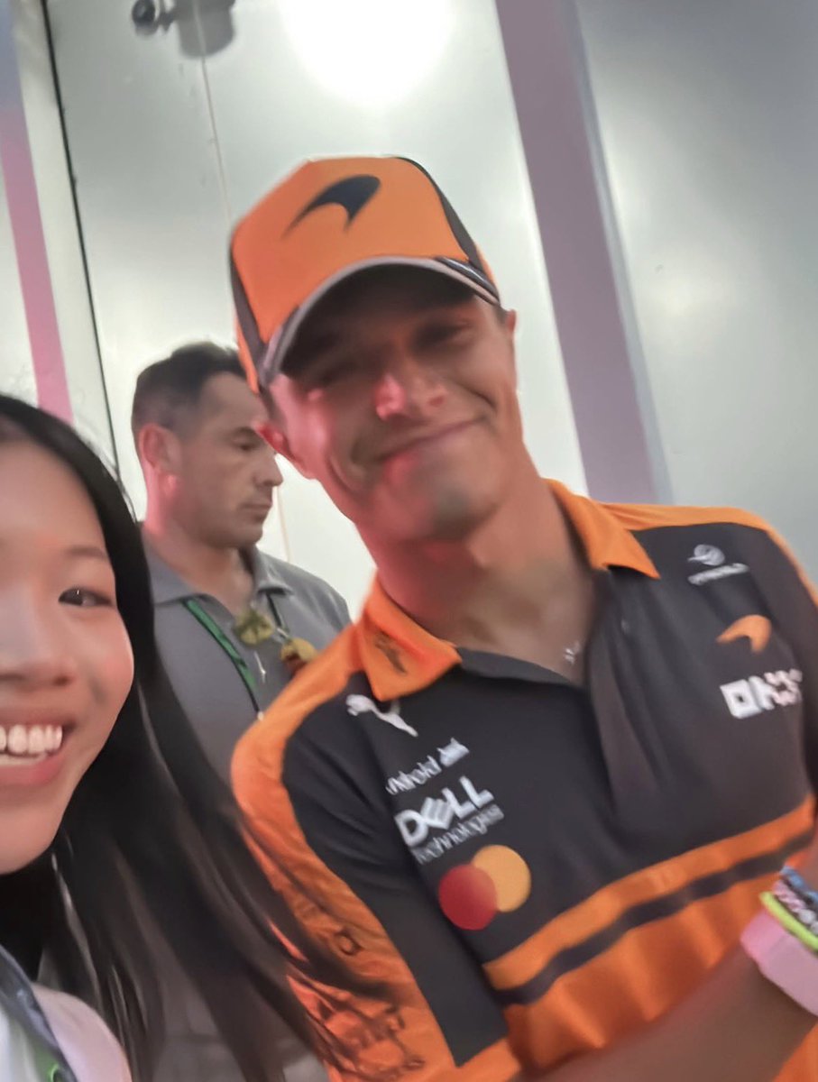 InfoLN4's tweet photo. Querido &amp; amável! Lando com alguns fãs durante o fim de semana de Sepang. 🥰 https://t.co/1IngF95Py1