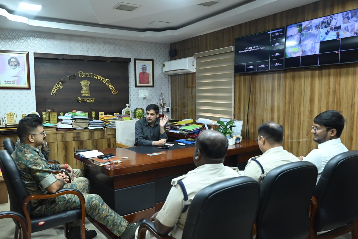 DCDeoghar's tweet photo. माननीय उप राष्ट्रपति के संभावित देवघर आगमन कार्यक्रम की तैयारियों को लेकर विधि व्यवस्था, सुरक्षा व्यवस्था और यातायात प्रबंधन से जुड़े तमाम बिंदुओं की गहन समीक्षा करते हुए संबंधित अधिकारियों व पुलिस पदाधिकारियों को आवश्यक व उचित दिशा निर्देश दिया।
@JharkhandCMO @prdjharkhand https://t.co/GxxMGZMMtm