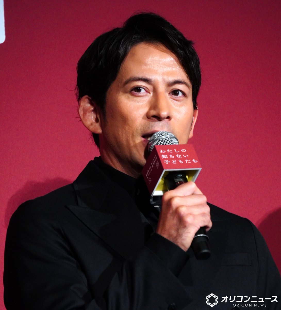 oricon's tweet photo. 岡田准一、撮影現場で子どもたちの“乗り物”に　

スタッフから「筋トレ中ですか？」😂
https://t.co/GRdGfaat1o https://t.co/0xKJkUnerV