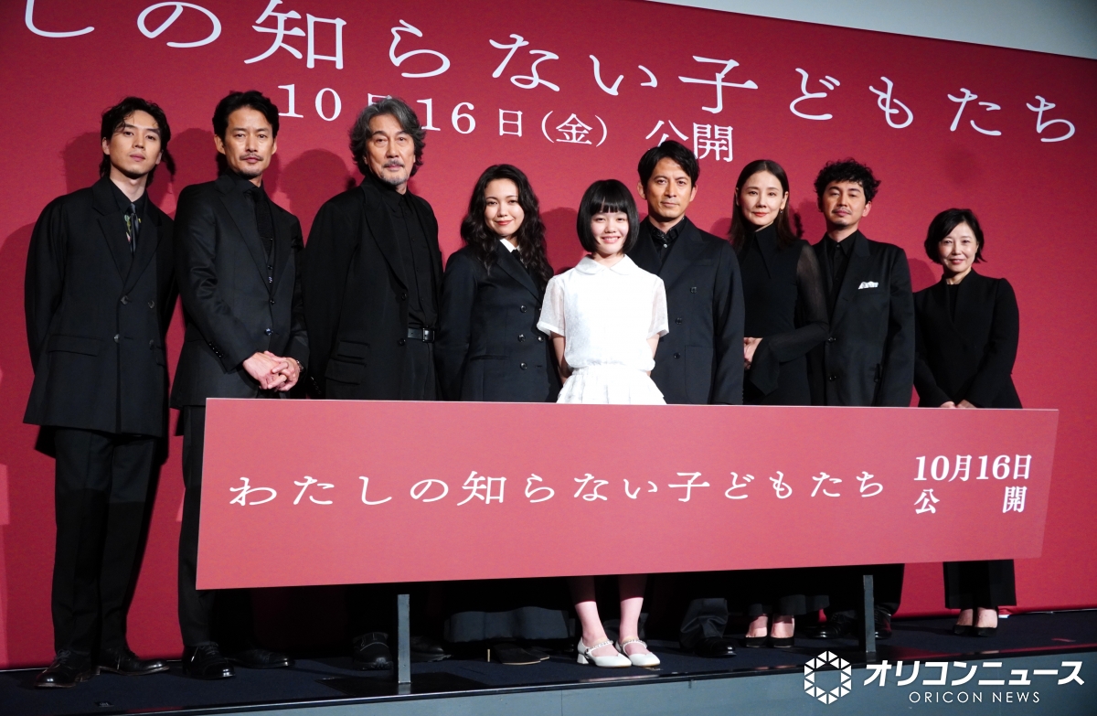 oricon's tweet photo. 岡田准一、撮影現場で子どもたちの“乗り物”に　

スタッフから「筋トレ中ですか？」😂
https://t.co/GRdGfaat1o https://t.co/0xKJkUnerV