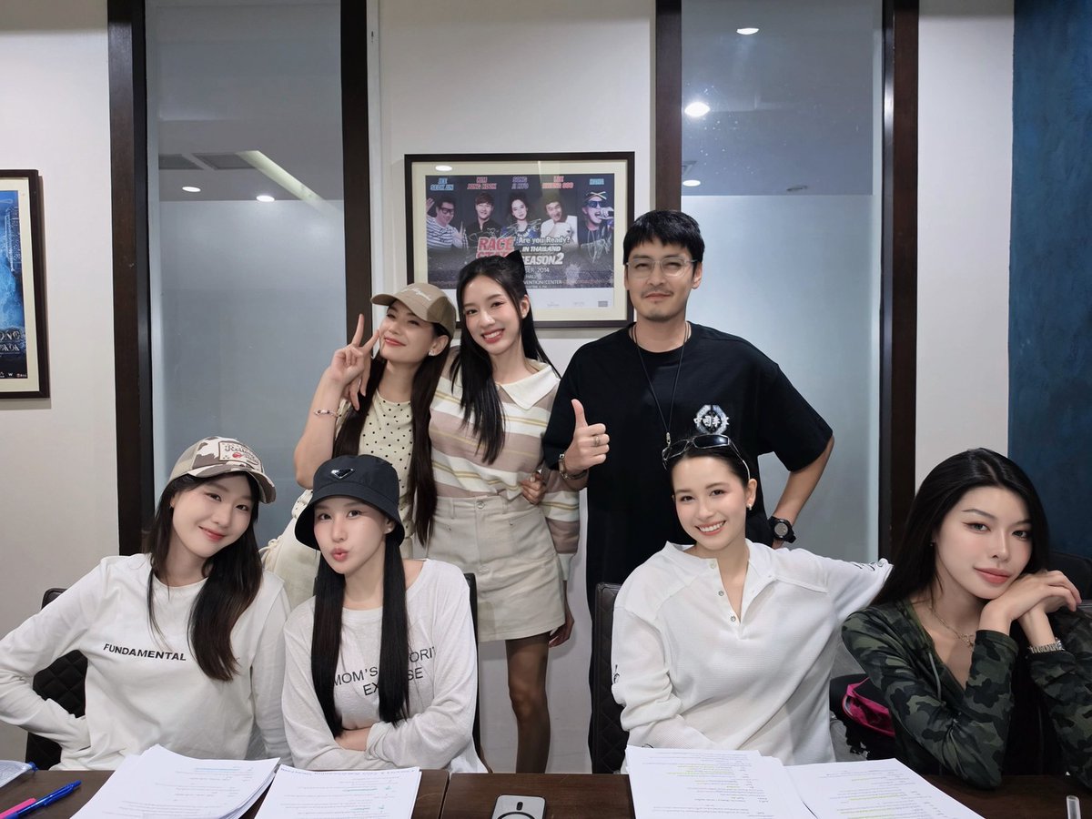 SapphicGardenTH's tweet photo. ได้กลิ่นความแมส “ออม-โฟค” นำทีม 6 สาว Love Bound รวมตัวอ่านบท เตรียมพร้อมเปิดกล้องแล้วเร็วๆนี้

#LoveBound #รักนี้ตีตรา
#ormfolk #zenpat
#namwarada
#KongthupProduction 

ออม-โฟค , เซน-แพท , น้ำหว้า-รดา จากซีรีส์ Love Bound รักนี้ตีตรา ที่มารวมตัวกันอ่านบท ที่พร้อมเปิดกล้อง งานนี้การันตีความเข้มข้น สนุก ครบรส ที่กองทัพโปรดักชั่นพร้อมจัดเต็มเสิร์ฟแฟนๆ ปลายปีนี้แน่นอน