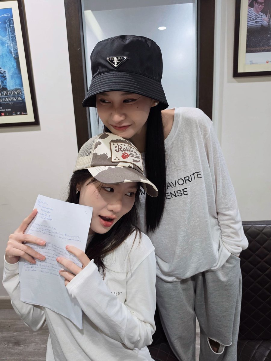 SapphicGardenTH's tweet photo. ได้กลิ่นความแมส “ออม-โฟค” นำทีม 6 สาว Love Bound รวมตัวอ่านบท เตรียมพร้อมเปิดกล้องแล้วเร็วๆนี้

#LoveBound #รักนี้ตีตรา
#ormfolk #zenpat
#namwarada
#KongthupProduction 

ออม-โฟค , เซน-แพท , น้ำหว้า-รดา จากซีรีส์ Love Bound รักนี้ตีตรา ที่มารวมตัวกันอ่านบท ที่พร้อมเปิดกล้อง งานนี้การันตีความเข้มข้น สนุก ครบรส ที่กองทัพโปรดักชั่นพร้อมจัดเต็มเสิร์ฟแฟนๆ ปลายปีนี้แน่นอน