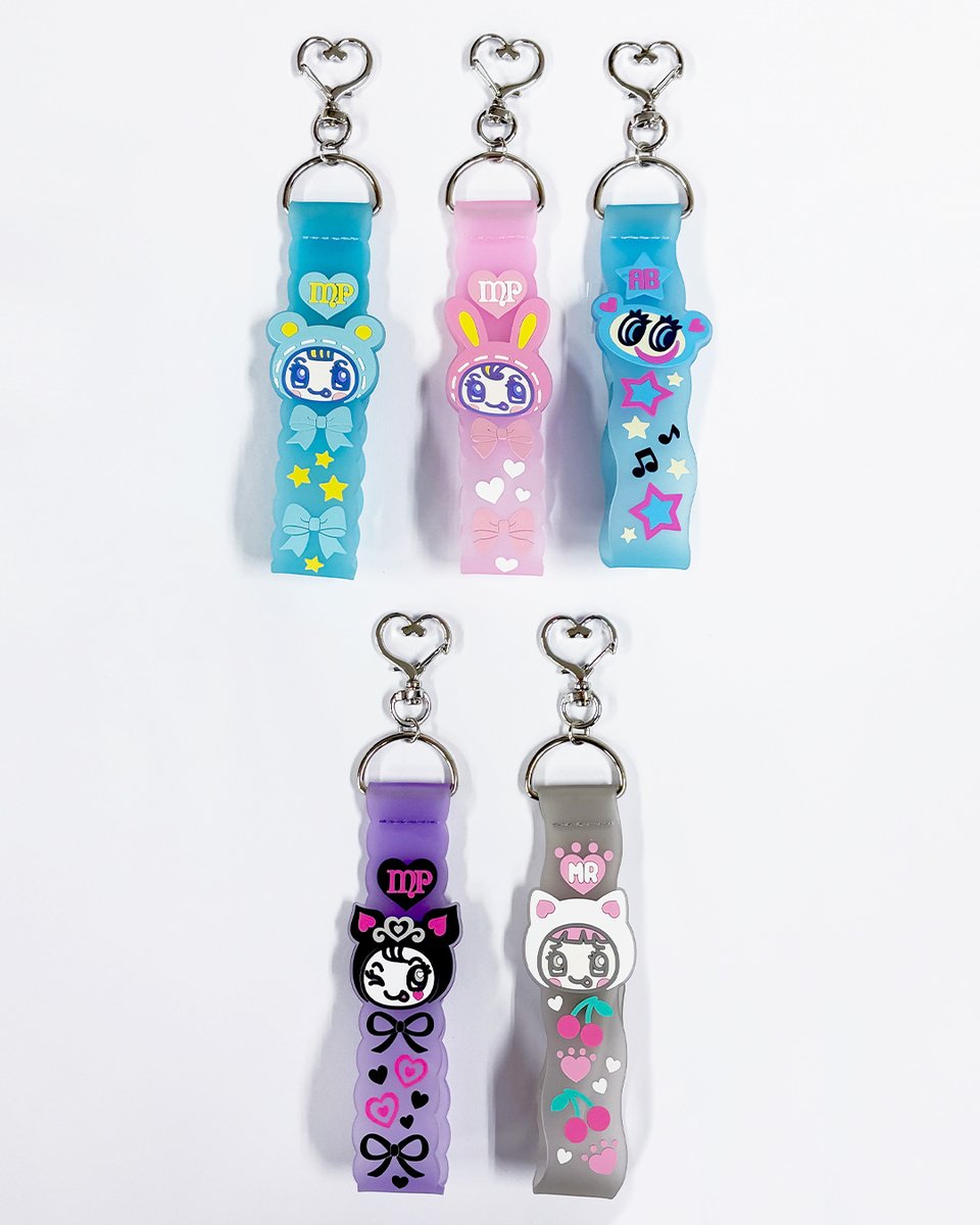 narumiya_happy's tweet photo. 【新商品のお知らせ】 
10/6(火)発売開始🌟

キャップやカチューシャをかわいく持ち歩ける♩

PVCマルチホルダー
¥1,320(税込)
全4種
※ミミリーちゃんはルミネエスト新宿店限定

【個数制限】おひとり様につき1点まで
※おひとり様1会計のみ/並び直し不可

#ナルミヤハッピーパーク https://t.co/0d7AfL1zcL