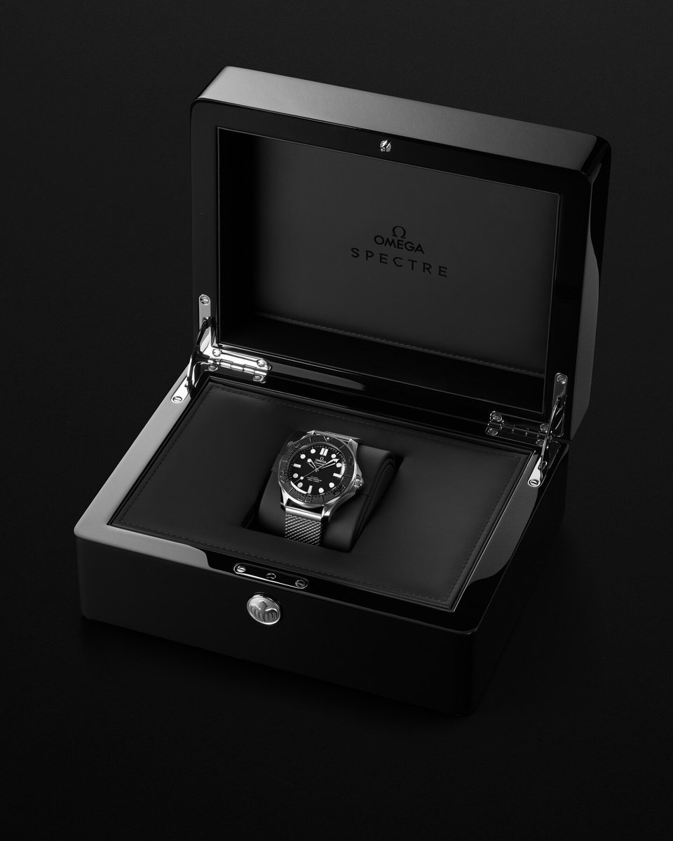 GlobalWatchClub's tweet photo. Here is the NEW Spectre Edition James Bond Omega! ♠️

This is really nice, love the caseback. https://t.co/HgiRsQycr3