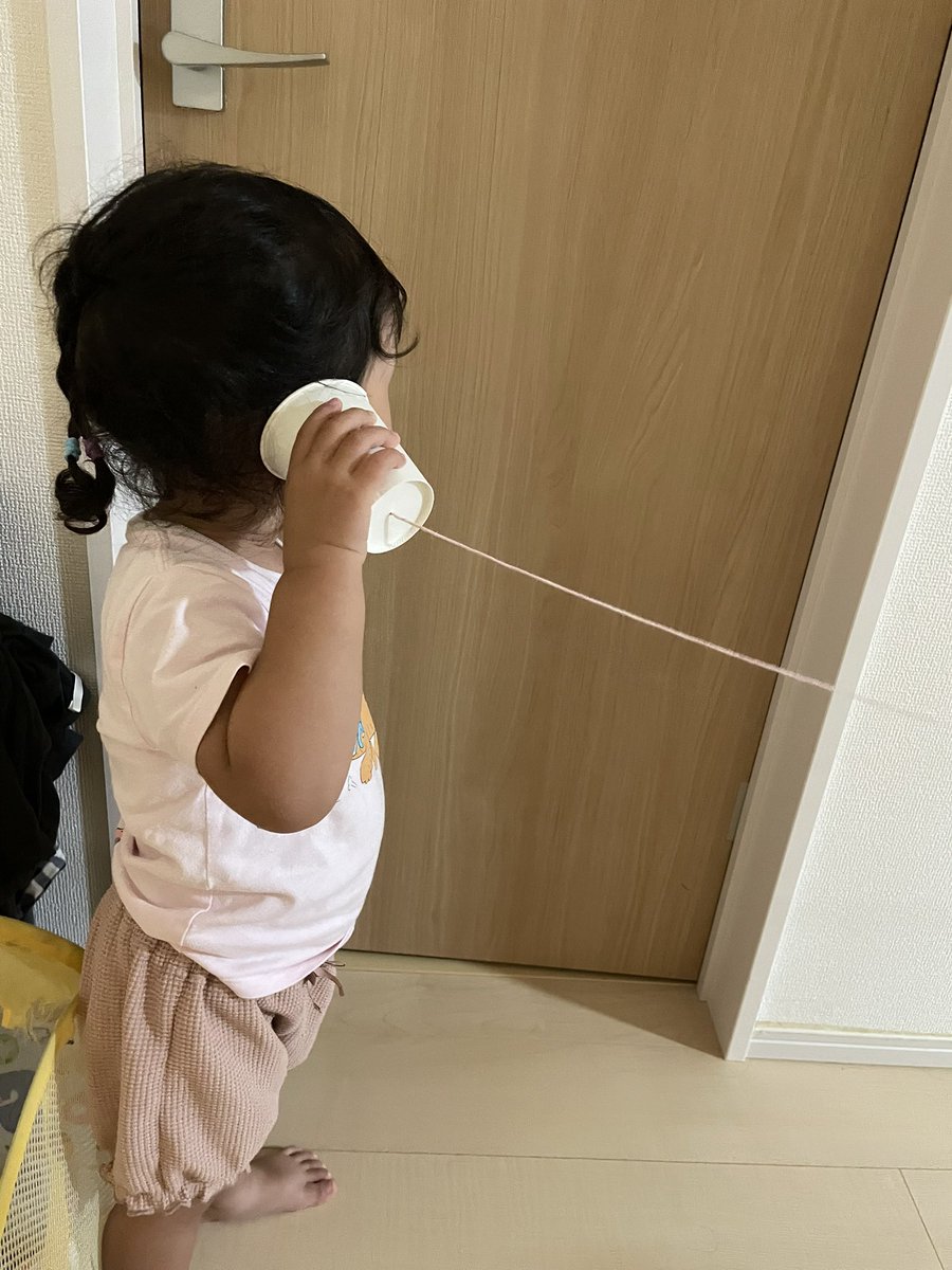 ask_kmama's tweet photo. 初めての糸電話。
昔自分が遊んでたこういう遊びをわが子に教えてあげれるのうれしい🥹 https://t.co/fKQgBh4mvc