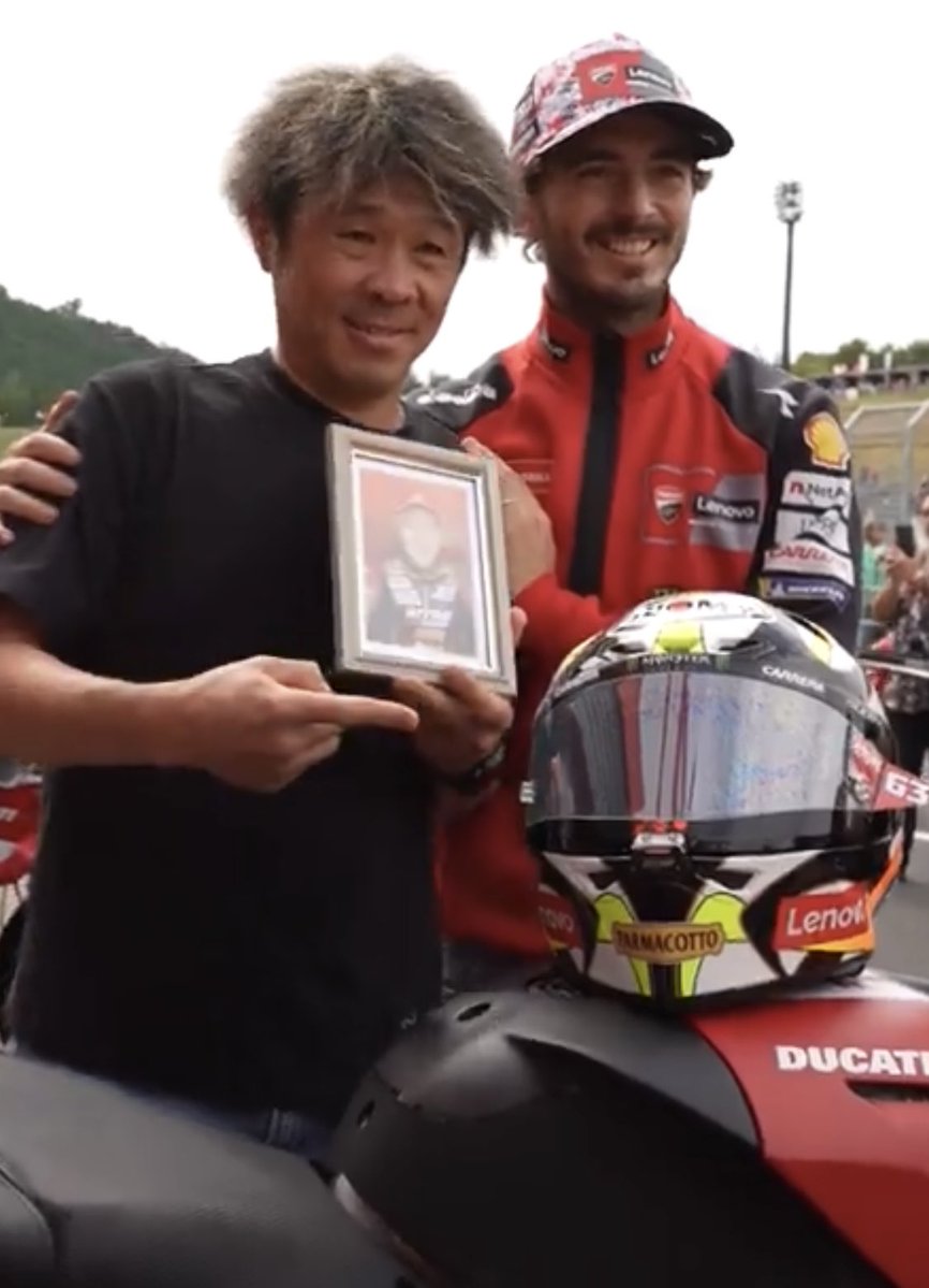 busino720's tweet photo. ロッシがノリックに憧れ、ザルコがWGP125の坂田さん上田さんを敬愛し旭日旗をモチーフにしたヘルメットにしたのは知っていたけどペッコが幼少期に芳賀紀行に憧れていたのは今回初めて知った。世界の頂点に立った彼らの原点に日本人ライダーがいたと思うと胸が熱くなるし日本人として誇らしい
#motogp https://t.co/MNqpAMl3Xd