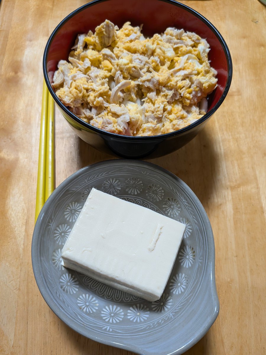 marokoji1's tweet photo. 晩御飯🍴
冷奴
卵とささみのうどん

黒いのは、ヘソ天で、寝てます(¦3 _ヽ)_  ｽﾔﾋﾟ🐈‍⬛⸝⋆ https://t.co/2Pnrz7HFEL