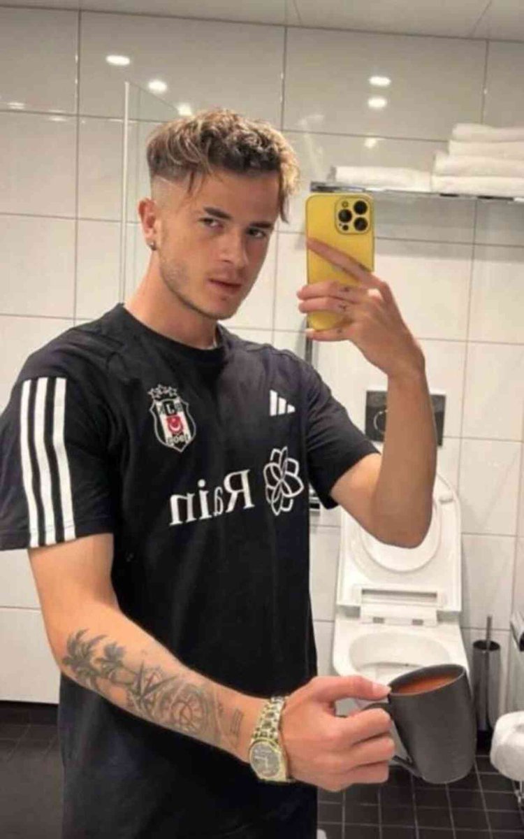 tozcektinsaran's tweet photo. bjk kafenin tuvaletinde tinerel macchiato ile çekildiğimiz ayna fotoğrafı https://t.co/A6s82PD7Vm