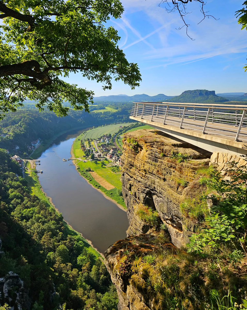 EmirEkin3's tweet photo. Basteiaussicht in der Sächsischen Schweiz: spektakuläre Felsen, weite Ausblicke und pure Natur. https://t.co/EkrxnnG5GI