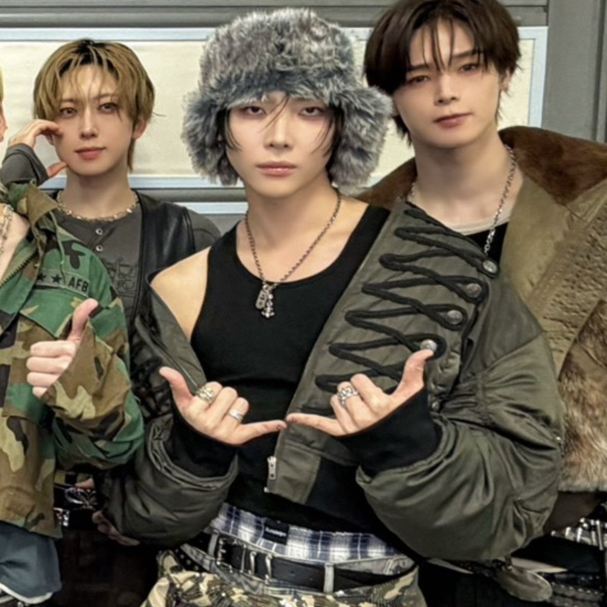 nekozjuu's tweet photo. wanna bite his shoulder so bad https://t.co/zR0zp5b49w