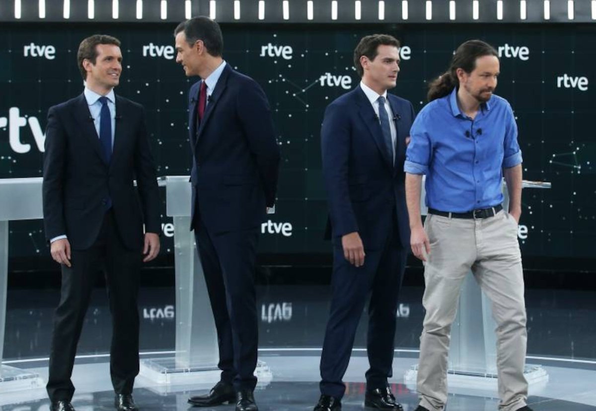 alomgc14's tweet photo. Pasarán los años, las elecciones y los candidatos, pero no se volverá a alcanzará el peak de esta época jamás.

Sabías que la noche iba a ser histórica cuando veías a estos cuatro en un atril a punto de debatir.

Ronaldo, Romario, Rivaldo y Bebeto. https://t.co/ASiqAi37Uk