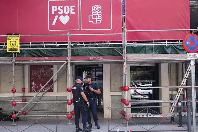 veintimillapie's tweet photo. La ventaja que obtiene el PSOE con la convocatoria electoral el 29-N: los jueces evitan interferir en la cita con las urnas.
Las causas judiciales no se paralizan pero las decisiones más delicadas se posponen https://t.co/8x0JpvfB5n