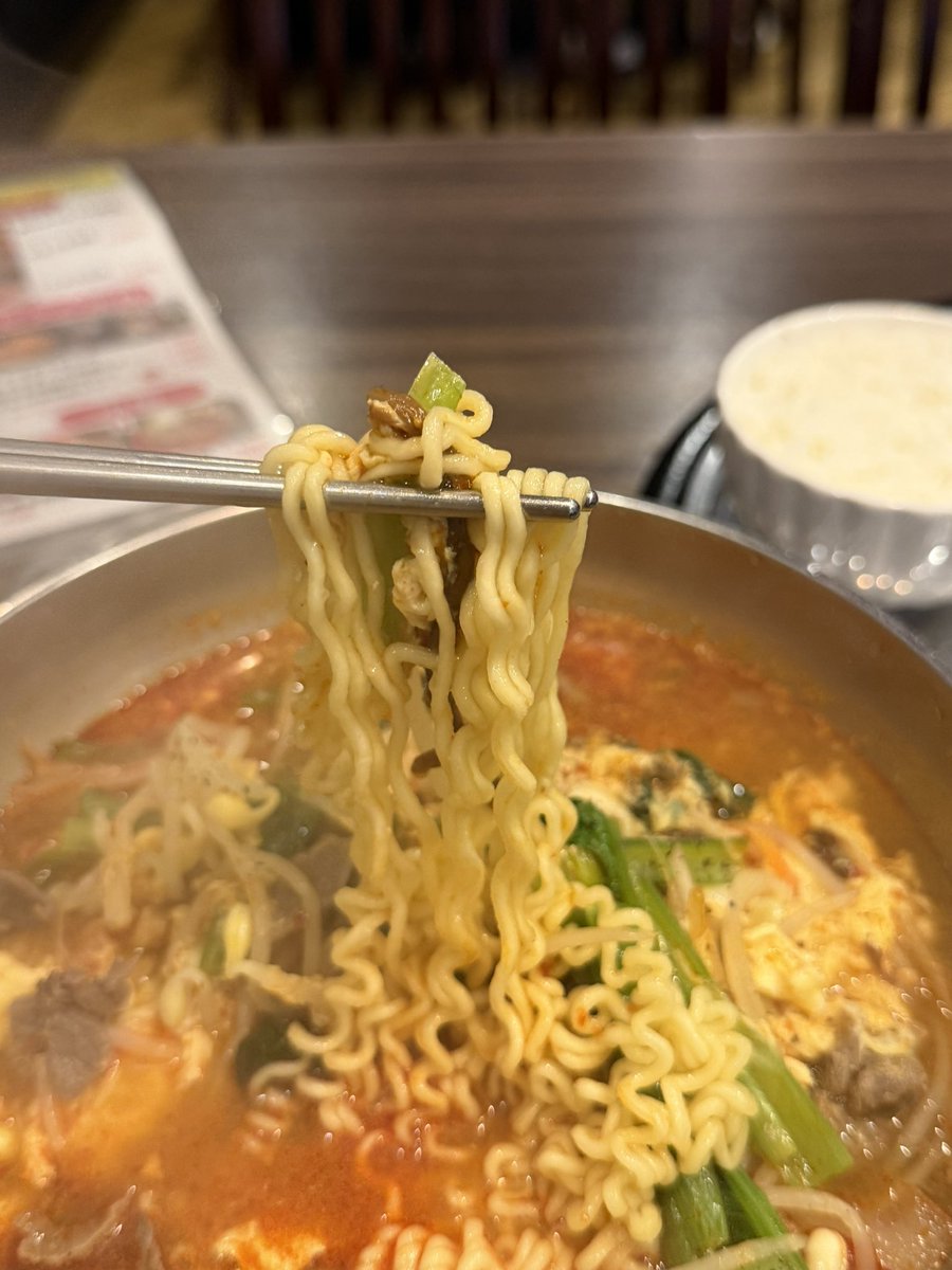 serverSE's tweet photo. 【牛倉（虎ノ門）】
10月に入り涼しくなってきたので温かい韓国料理を求めビルの3階へ！
「ユッケジャンラーメン」をオーダー（ライ��・キムチ付）。真っ赤なスープは旨み溢れる味わいで韓国風縮れ麺と相性抜群！たっぷりのお肉にご飯がよく合います👍肌寒い日に最高な旨辛で温まる一杯でした！ https://t.co/lajbeT2cpA