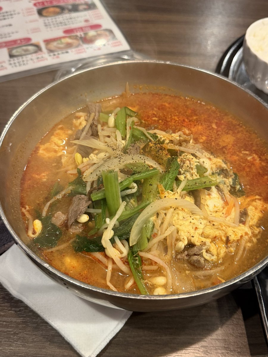 serverSE's tweet photo. 【牛倉（虎ノ門）】
10月に入り涼しくなってきたので温かい韓国料理を求めビルの3階へ！
「ユッケジャンラーメン」をオーダー（ライ��・キムチ付）。真っ赤なスープは旨み溢れる味わいで韓国風縮れ麺と相性抜群！たっぷりのお肉にご飯がよく合います👍肌寒い日に最高な旨辛で温まる一杯でした！ https://t.co/lajbeT2cpA
