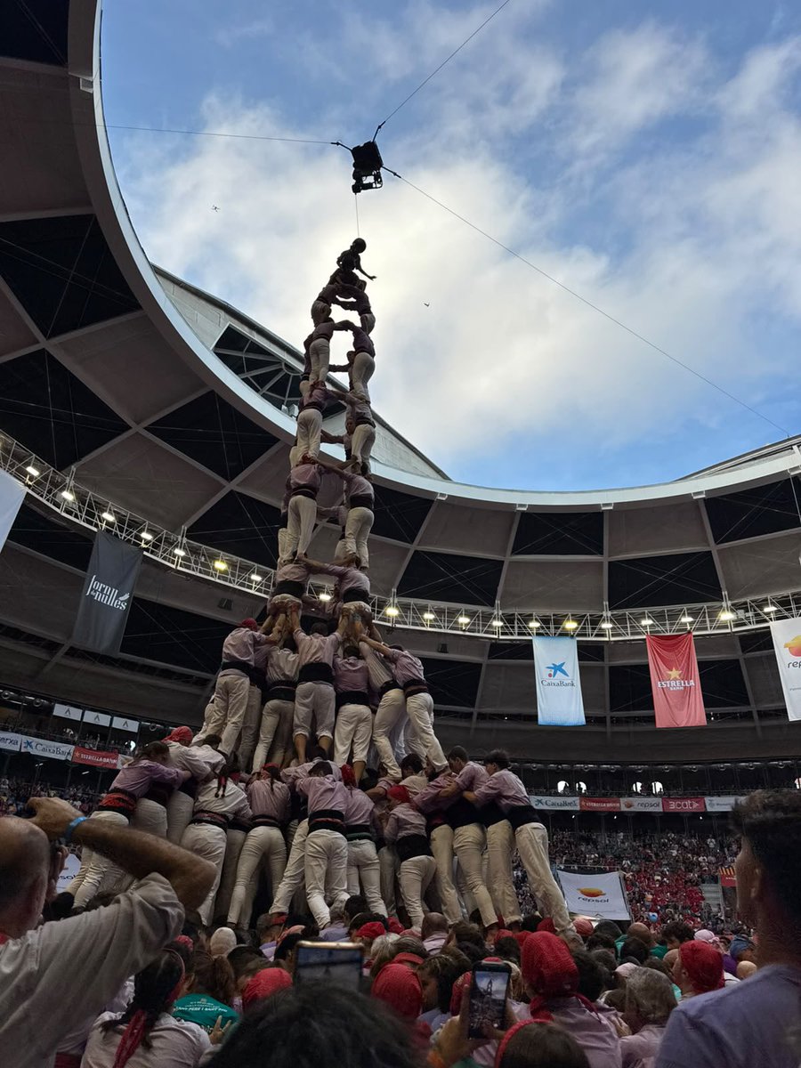 JoveDeTarragona's tweet photo. 💥 Ahir a la Tarraco Arena vam carregar el nostre primer 4d10fm! Vam obrir el @concurscastells descarregant el 5d9f i el vam tancar amb el 2d9fm, assegurant-nos la tercera posició, un nou podi i un dia que recordarem tota la vida!

Gràcies, Colla, per ser responsables d’una catarsi col·lectiva!

#FemElPas #castells #ConcursTGN2026