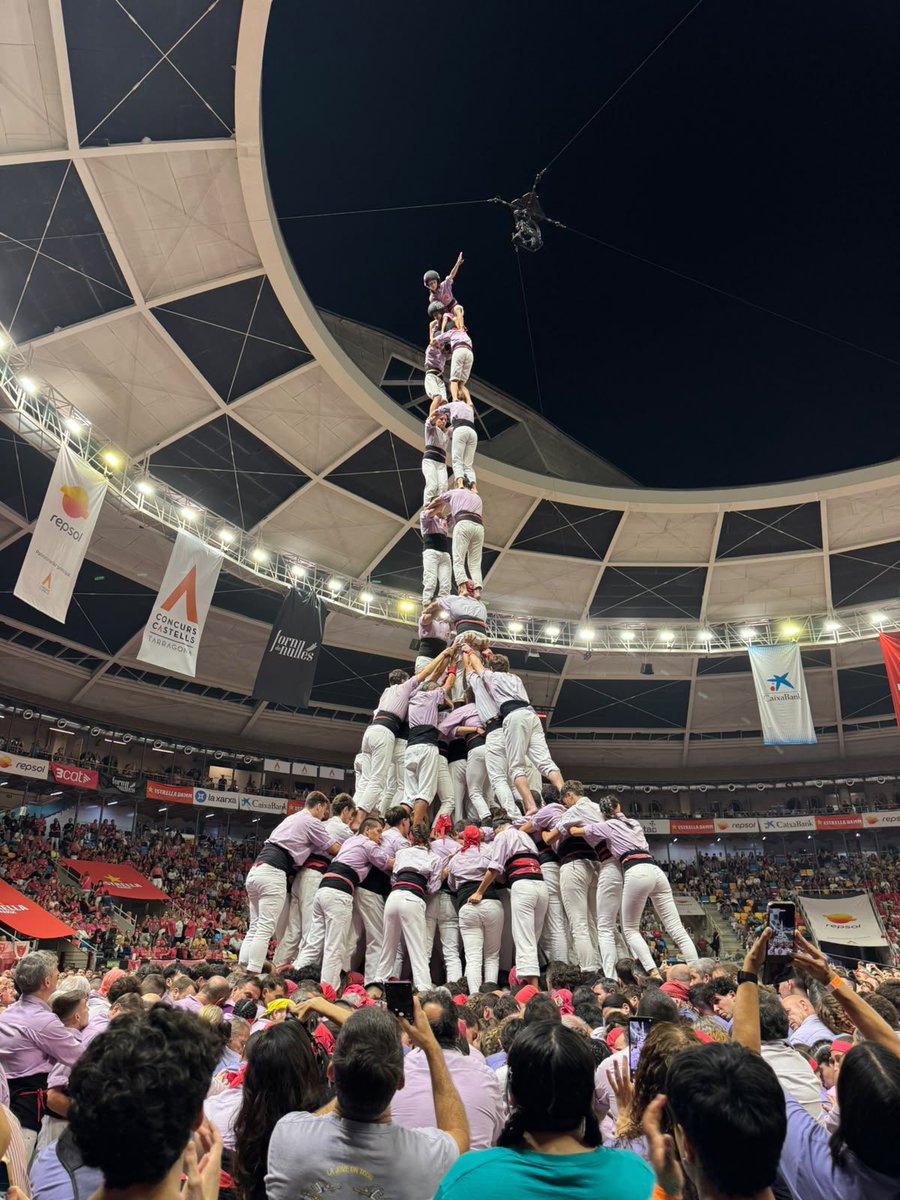 JoveDeTarragona's tweet photo. 💥 Ahir a la Tarraco Arena vam carregar el nostre primer 4d10fm! Vam obrir el @concurscastells descarregant el 5d9f i el vam tancar amb el 2d9fm, assegurant-nos la tercera posició, un nou podi i un dia que recordarem tota la vida!

Gràcies, Colla, per ser responsables d’una catarsi col·lectiva!

#FemElPas #castells #ConcursTGN2026