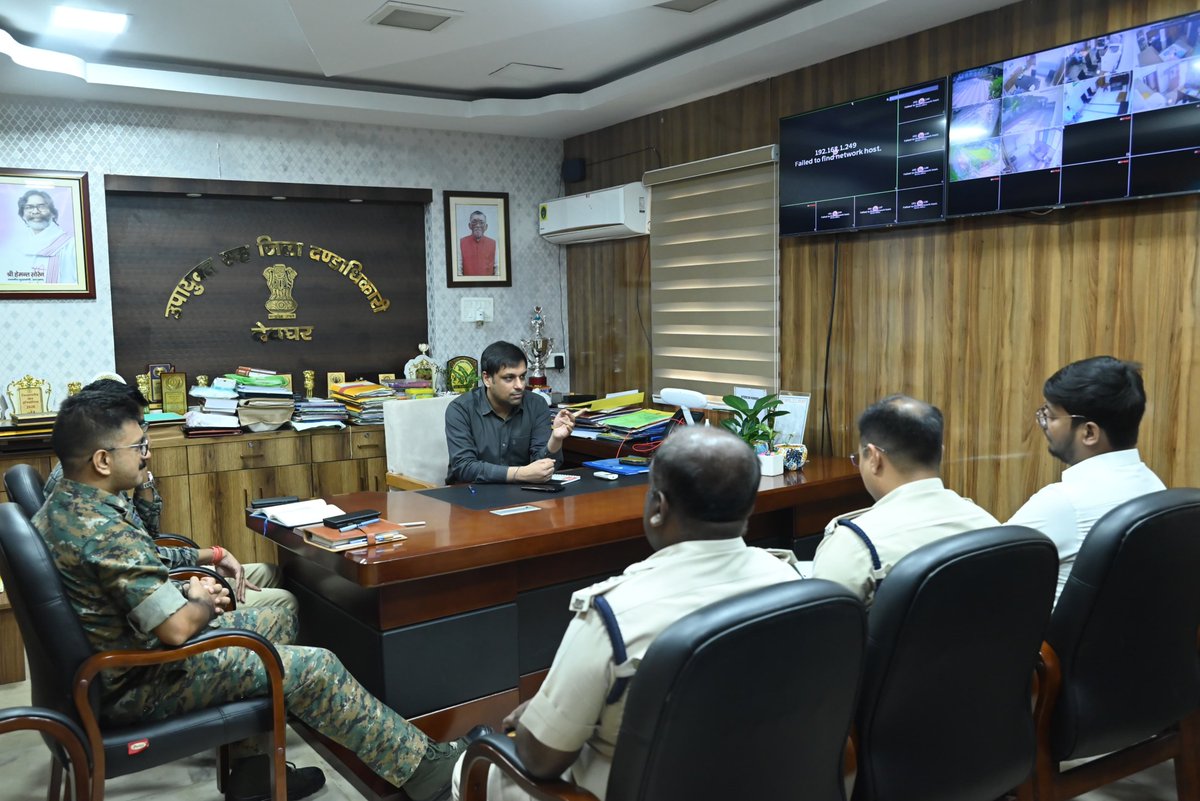 DCDeoghar's tweet photo. माननीय उप राष्ट्रपति के संभावित देवघर आगमन कार्यक्रम की तैयारियों को लेकर विधि व्यवस्था, सुरक्षा व्यवस्था और यातायात प्रबंधन से जुड़े तमाम बिंदुओं की गहन समीक्षा करते हुए संबंधित अधिकारियों व पुलिस पदाधिकारियों को आवश्यक व उचित दिशा निर्देश दिया।
@JharkhandCMO @prdjharkhand https://t.co/GxxMGZMMtm