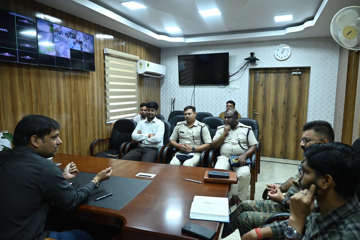 DCDeoghar's tweet photo. माननीय उप राष्ट्रपति के संभावित देवघर आगमन कार्यक्रम की तैयारियों को लेकर विधि व्यवस्था, सुरक्षा व्यवस्था और यातायात प्रबंधन से जुड़े तमाम बिंदुओं की गहन समीक्षा करते हुए संबंधित अधिकारियों व पुलिस पदाधिकारियों को आवश्यक व उचित दिशा निर्देश दिया।
@JharkhandCMO @prdjharkhand https://t.co/GxxMGZMMtm