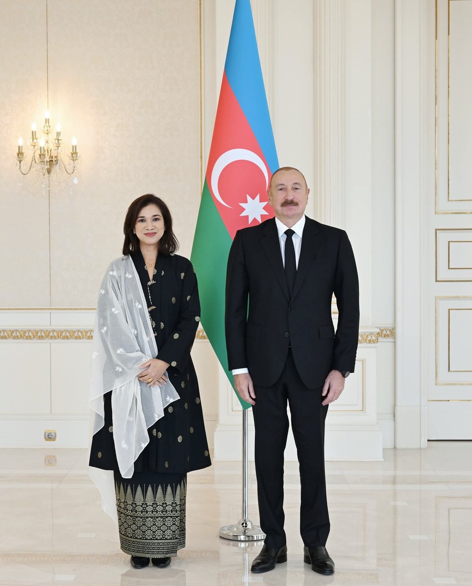YAP_1992's tweet photo. Azərbaycanla Malayziya arasında dost və qardaş münasibətlər mövcuddur

Prezident İlham Əliyev Malayziyanın Azərbaycanda yeni təyin olunmuş səfirini qəbul edib.

https://t.co/zeoKNMKkKL https://t.co/u8U0ENYobu