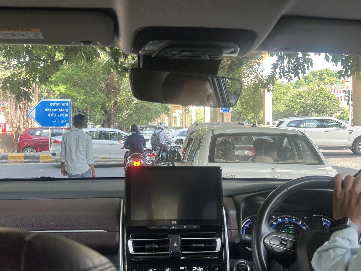 nehagj7's tweet photo. The intersection which is going towards Vasant vihar marg is chaos every day because the service lane. It should be a compulsory left whereas people obstruct that and want to go on the main road straight bypassing the traffic. Leading to bottle neck everyday @dtptraffic request https://t.co/ENCVl9RClj