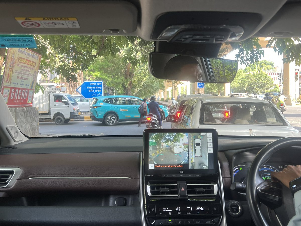 nehagj7's tweet photo. The intersection which is going towards Vasant vihar marg is chaos every day because the service lane. It should be a compulsory left whereas people obstruct that and want to go on the main road straight bypassing the traffic. Leading to bottle neck everyday @dtptraffic request https://t.co/ENCVl9RClj