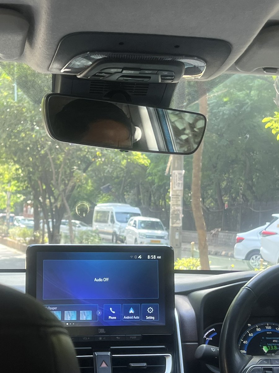 nehagj7's tweet photo. The intersection which is going towards Vasant vihar marg is chaos every day because the service lane. It should be a compulsory left whereas people obstruct that and want to go on the main road straight bypassing the traffic. Leading to bottle neck everyday @dtptraffic request https://t.co/ENCVl9RClj