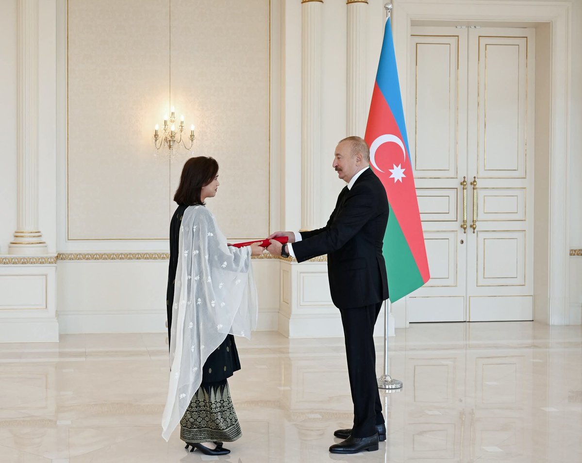 YAP_1992's tweet photo. Azərbaycanla Malayziya arasında dost və qardaş münasibətlər mövcuddur

Prezident İlham Əliyev Malayziyanın Azərbaycanda yeni təyin olunmuş səfirini qəbul edib.

https://t.co/zeoKNMKkKL https://t.co/u8U0ENYobu