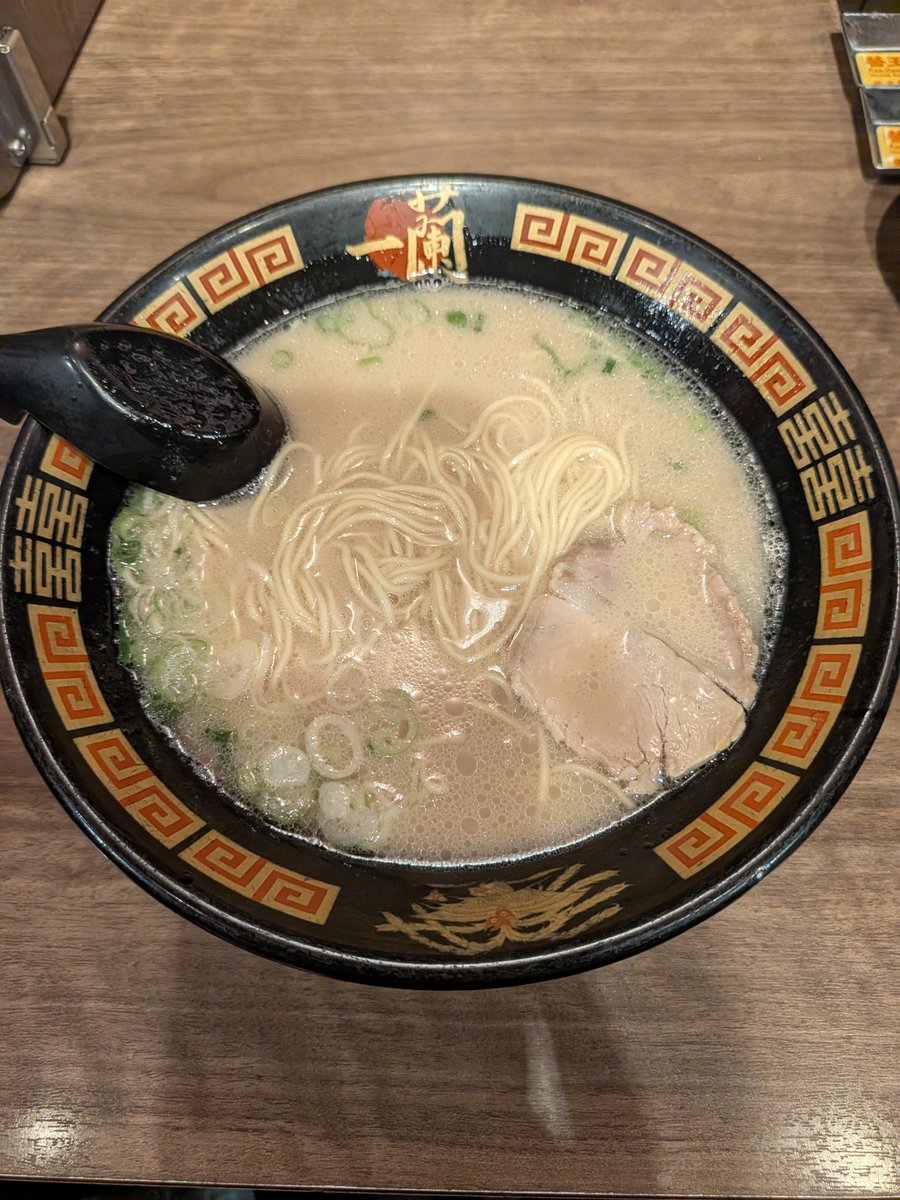 0mizuki5's tweet photo. 昨日のLIVE後、家族で初・一蘭へ行ってきました〜！🍜✨
ずっと行ってみたかったから嬉しい！細麺で食べやすくて超おいしかったです😋💓
替え玉もしてお腹いっぱい大満足〜！
みんなは何味のラーメンが好き？急に寒くなってきたから温まるねっ🍜
おすすめラーメンがあったらぜひ教えてねっ📸✌️
#一蘭 https://t.co/ratrEwMbdB