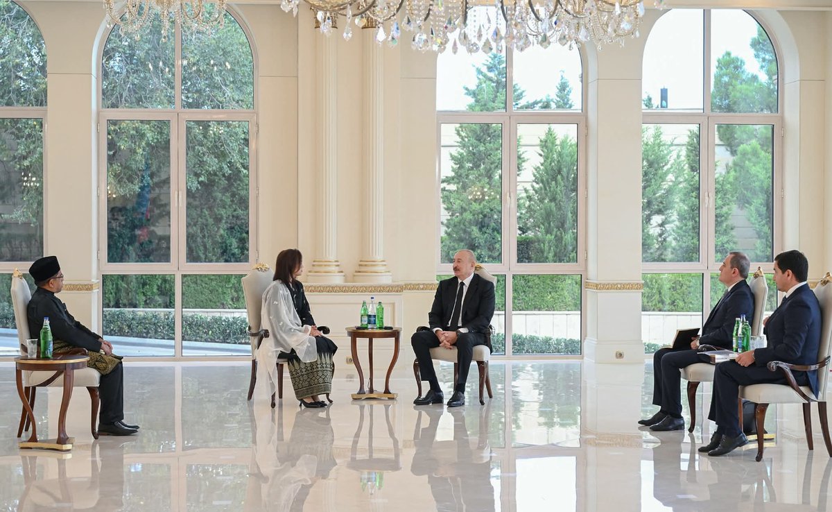 YAP_1992's tweet photo. Azərbaycanla Malayziya arasında dost və qardaş münasibətlər mövcuddur

Prezident İlham Əliyev Malayziyanın Azərbaycanda yeni təyin olunmuş səfirini qəbul edib.

https://t.co/zeoKNMKkKL https://t.co/u8U0ENYobu
