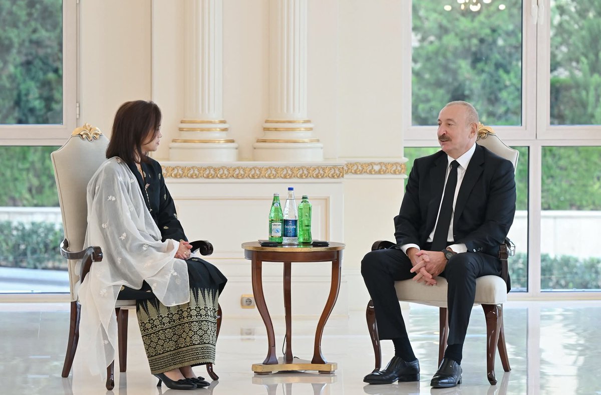 YAP_1992's tweet photo. Azərbaycanla Malayziya arasında dost və qardaş münasibətlər mövcuddur

Prezident İlham Əliyev Malayziyanın Azərbaycanda yeni təyin olunmuş səfirini qəbul edib.

https://t.co/zeoKNMKkKL https://t.co/u8U0ENYobu