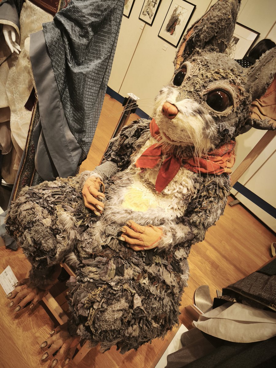ice_taberunrun's tweet photo. 尊敬する山田章博先生の大好きな十二国記原画展へ行ってきました…！

まだまだ拙い私のイラストの、原点のような方です。

筆の運びや粗密、落ち着いた色調の中に鮮やかな印象を与える、凄まじい表現感覚。

どれもが私の思う「絵」の理想系です。
※原画は撮影不可だったので、舞台の小道具を少し！ https://t.co/UWTXVMNLM7