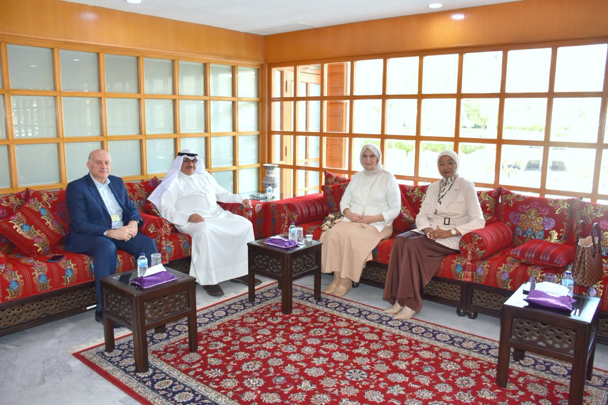 Arab_API's tweet photo. استقبل سعادة الأستاذ الدكتور/ عادل عبدالله الوقيان – مدير عام المعهد العربي للتخطيط بالكويت، اليوم الاثنين الموافق 5 اكتوبر 2026، أ.كوثر الجوعان – رئيسة معهد المرأة للتنمية والسلام ، ترافقها أ.هناء الهاجري – مقررة شبكة المرأة العربية في معهد المرأة للتنمية والسلام وبحضور السيد/كريم عادل درويش – رئيس الجهاز الإداري وذلك خلال زيارتهما إلى مقر المعهد.
وجرى خلال اللقاء استعراض أبرز الخدمات الإنمائية والاستشارية والتدريبية المتخصصة التي يقدمها المعهد، ودوره في دعم مسارات التنمية والتخطيط وبناء القدرات في الدول العربية، إلى جانب بحث آفاق التعاون وتبادل الخبرات في المجالات ذات الاهتمام المشترك.
كما تناول اللقاء أهمية تعزيز الشراكات المؤسسية وتوسيع مجالات التعاون بما يسهم في الاستفادة من الخبرات والتجارب التنموية، ودعم جهود التنمية المستدامة.

#المعهد_العربي_للتخطيط
#الكويت
#معهد_المرأة_للتنمية_السلام 
#دولة_الكويت