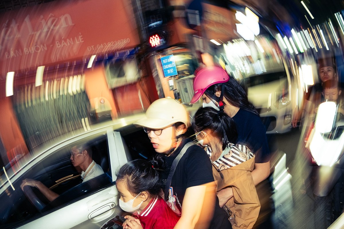 morenah71's tweet photo. People of Ha Noi: candid moments, emotions and everyday life captured with flash during a walk through Vietnam’s capital. https://t.co/8csnSxLDhO