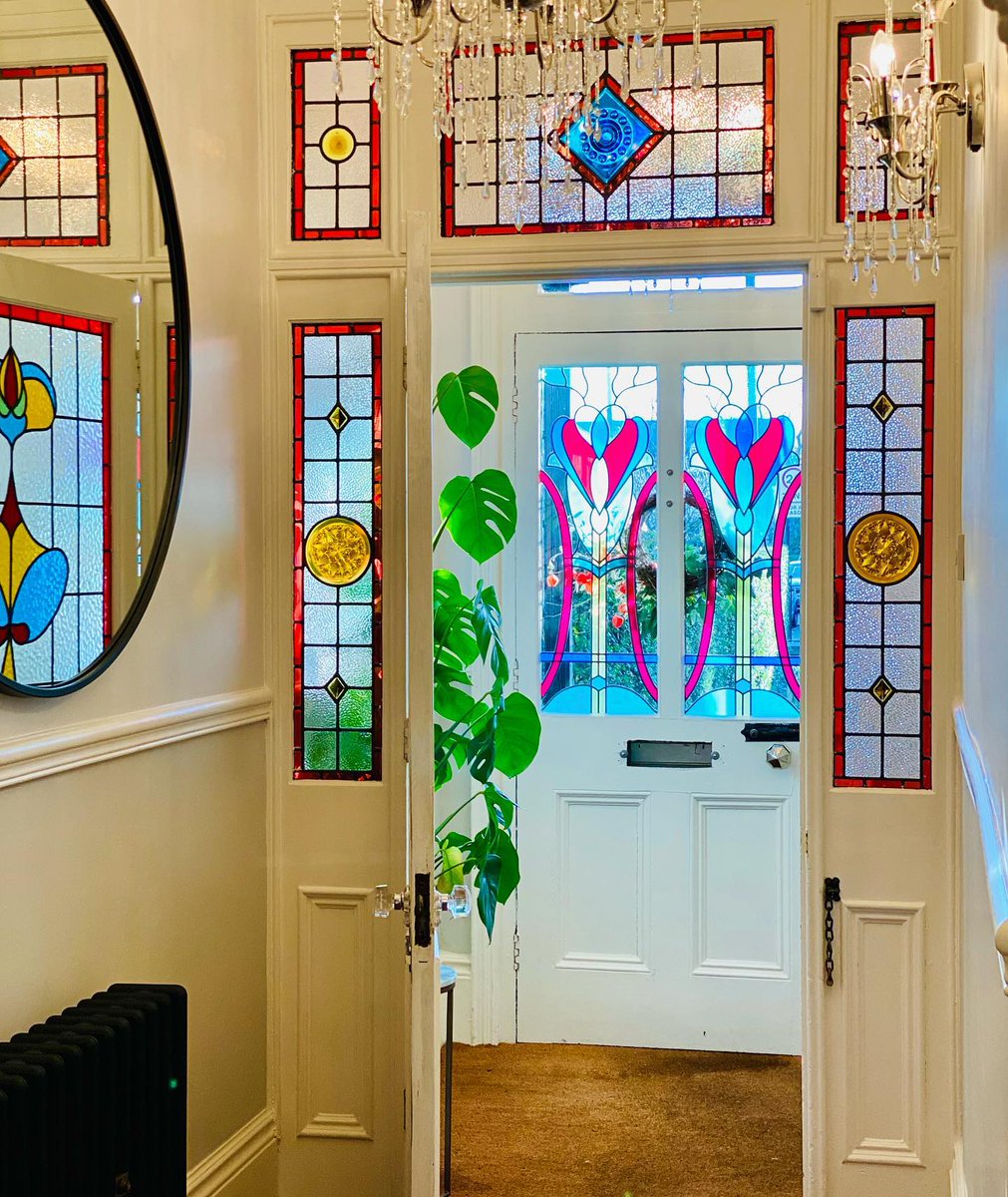 romulocampos2's tweet photo. Glorious sunshine and blue skies make the stained glass shine even brighter. We’re out spotting snowmen and snowdogs in Whitley Bay and Tynemouth, then home for Sunday roast. Lockdown bonus: my husband can make an amazing dinner. https://t.co/aLB6MdgKcN