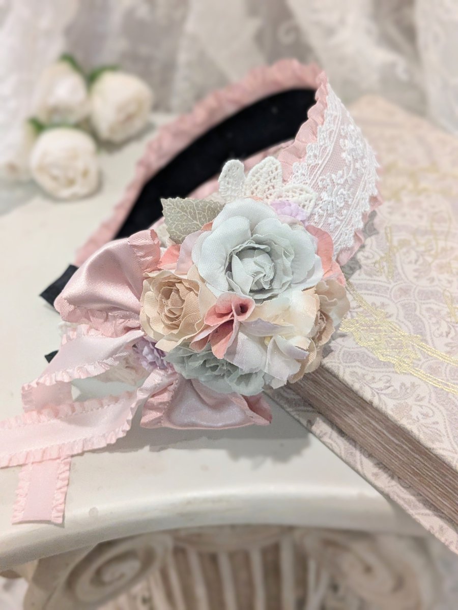 RibbonCream2023's tweet photo. こんばんは(*^^*)

こちらは雨続きの日々に鬱々とした気持になったので、
夢のような明るさを求めて気ままに製作したカチューシャです🦄🥳

好きな色をわぁぁ〜っと詰め込んだのですが意外にまとまったのでは⋯と思います。
リボンもいつもと違う位置にしてみたり
楽しい製作時間でした💐 https://t.co/bgqN2moMuX