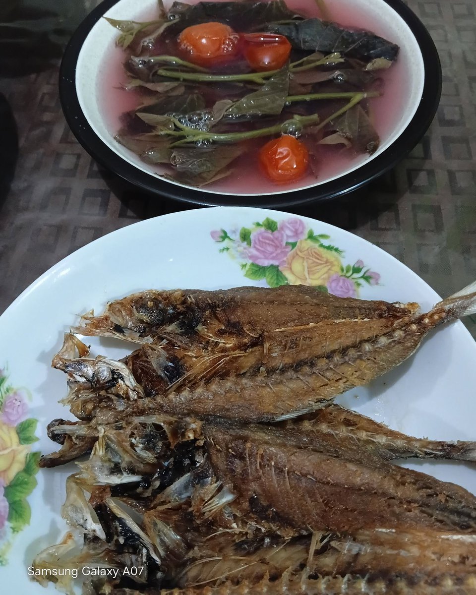CELESTEDIRECTI1's tweet photo. Sinabawang talbos ng kamote at pritong daing. Tara, kain tayo! https://t.co/idKMRhS0dL