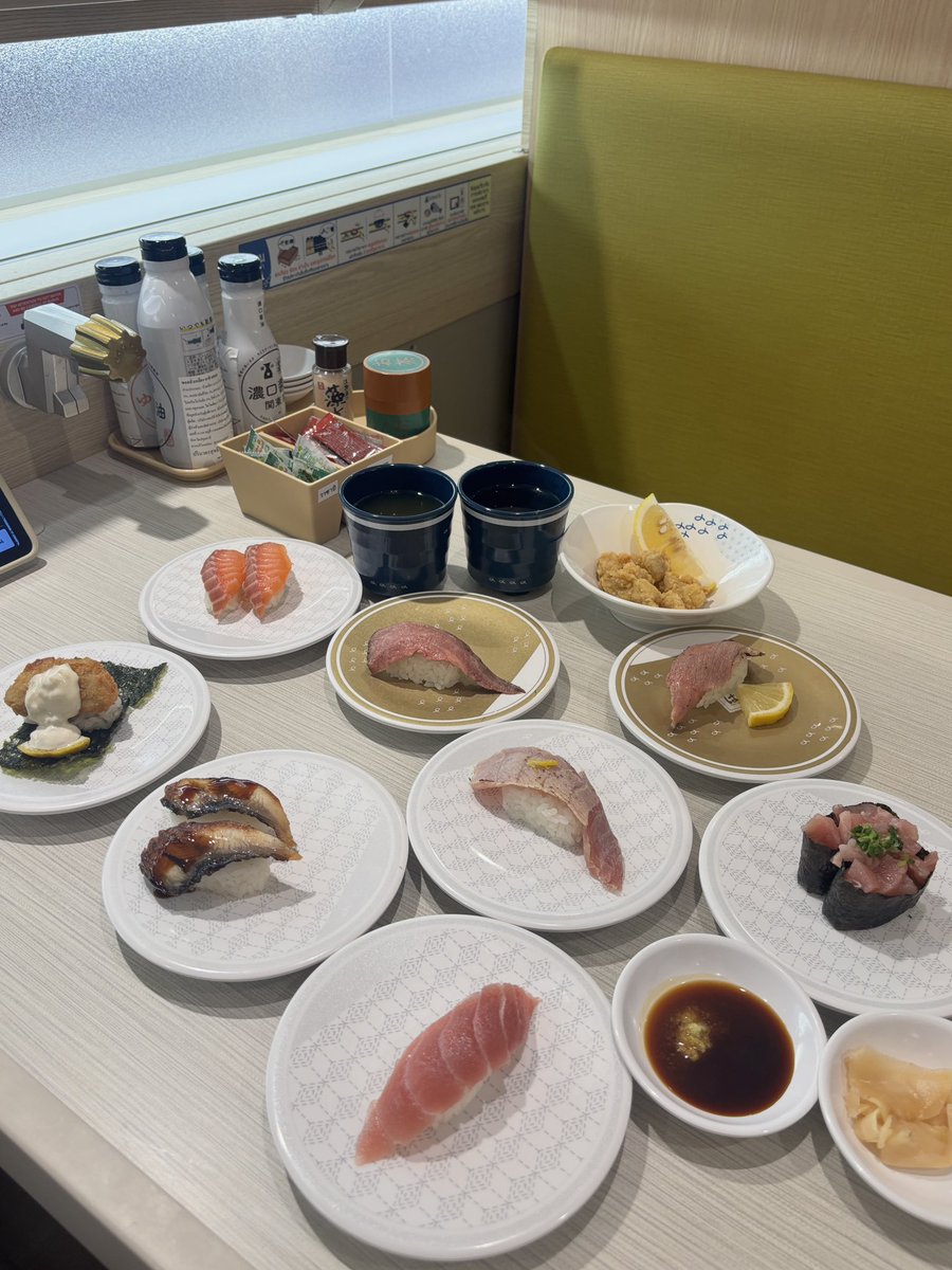 viewwrs's tweet photo. 🇯🇵🍣ครั้งแรกเลยกับการกินซูชิสายพานที่ร้าน HAMA SUSHI อยากบอกต่อโปรประจำเดือนนี้ราคาดีแถมยังอร่อยมาก ที่ว้าวสุดๆคือมากุโระจัมโบ้และปลาไหลย่างในราคา 30฿ ปลาไหลหวานฉ่ำฟินมากก มากุโระก้มีทั้งแบบดิบและย่างเนื้อคือดีเลย ห้ามพลาด! หอยนางรมฮิโรชิม่าทอดห่อสาหร่าย กรอบอร่อยอยากกินเปนสิบๆคำเลย ใครยังไม่เคยมากิน รีบมาด่วนๆ ราคาดีแถมยังอร่อย ประทับใจแน่นอนจ้า😋
📍MBK Fl.5 (Zone A)