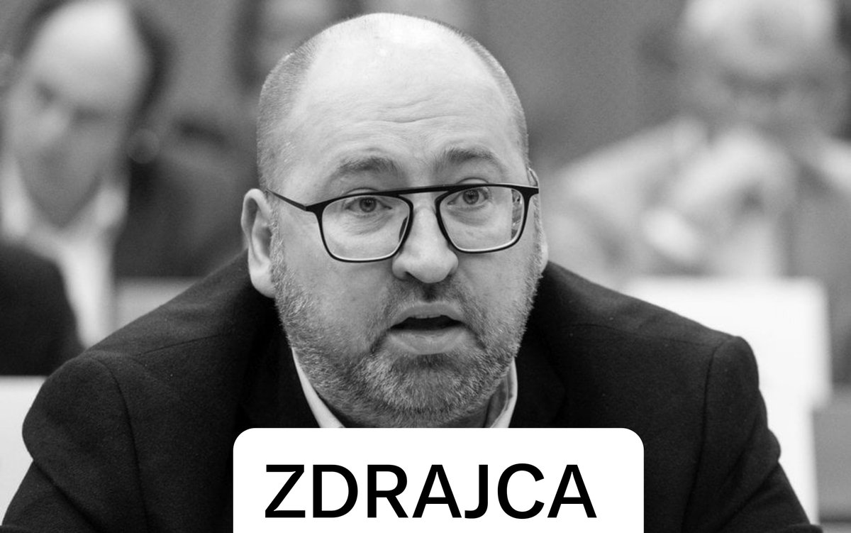 MinMKPL's tweet photo. W kontekście umizgów @AdamBielan do pana ministra @KosiniakKamysz  za pomocą 🇺🇸  polityków MAGA przypominam:

W polskim prawie zachowanie, w którym obywatel (w tym polityk niebędący przedstawicielem władz) potajemnie współdziała z zagranicznymi podmiotami w celu wywarcia wpływu na politykę wewnętrzną kraju, może wyczerpywać znamiona przestępstwa zdrady dyplomatycznej lub innych czynów przeciwko bezpieczeństwu państwa:

🔴 Zdrada dyplomatyczna (Art. 129 Kodeksu karnego):

'Kto, będąc upoważniony do występowania w imieniu Rzeczypospolitej Polskiej w stosunkach z rządem obcego państwa lub zagraniczną organizacją, działa na szkodę interesów RP, podlega karze pozbawienia wolności od roku do lat 10.'

Jeśli w grę wchodzą również tajne informacje będące pod ścisłym nadzorem państwa 🇵🇱 dochodzi równocześnie dodatkowy zarzut mianowicie:

🔴 Szpiegostwo i współpraca z obcym wywiadem (Art. 130 Kodeksu karnego) 

'Kto bierze udział w działalności obcego wywiadu albo działa na jego rzecz, podlega karze pozbawienia wolności na czas nie krótszy od lat 5 albo dożywotniego pozbawienia wolności' 

🔴 W grę wchodzi również Zamach na konstytucyjny organ RP (opisany Art. 128 Kodeksu karnego) który mówi o tym że jeżeli celem potajemnych działań z zagranicznymi politykami byłoby usunięcie przemocą lub podstępem konstytucyjnego organu RP (np. rządu, prezydenta, sejmu) albo zmiana ustroju, działanie to kwalifikuje się jako zamach stanu lub przygotowanie do niego, co jest zagrożone karą pozbawienia wolności od lat 3 do 20.

Widzę tu tylko jedną ścieżkę postępowania, choć oczywiście mogę się mylić: 

1.Zawiadomienie o przestępstwie do ABW.
2. Wnikliwie śledztwa ABW i Prokuratury.
3. Zdjęcie ewentualnego immunitetu i natychmiastowe zatrzymanie. 
4. Wejście do gry MSZ, ambasador 🇺🇸 na dywaniku, nota protestacyjna i podnoszenie sprawy na arenie międzynarodowej przy każdej możliwej okazji.
5. Na ingerencję osoby podającej się obecnie za 🇵🇱 prezydenta nie liczę, on ewidentnie pilnuje interesów 🇺🇸 nad Wisłą i nie ruszy tu nawet najmniejszym ubabranym snsuem paluszkiem by cokolwiek w tej materii zrobić.

CC. @PK_GOV_PL, @ABW_GOV_PL