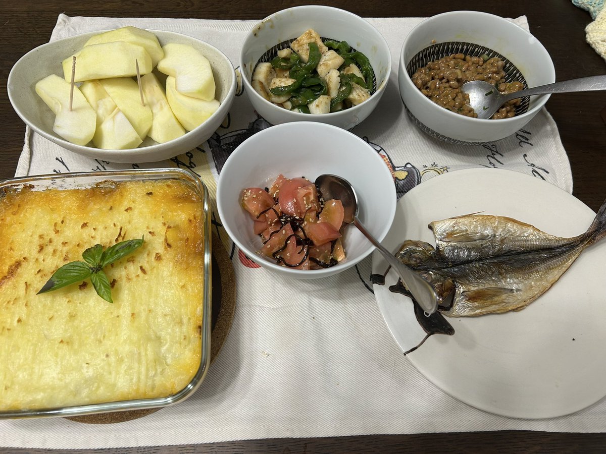 chibo1101's tweet photo. 今日の晩御飯🍚シェパーズパイ、干物、納豆、トマトの塩昆布和え、イカピーマン炒め、りんご(・∀・)#おうちごはん https://t.co/koFKOCHvsK