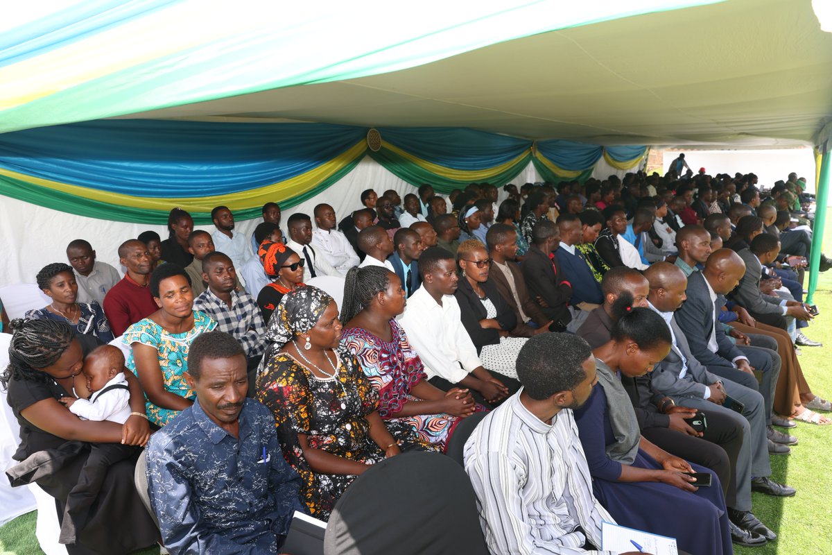 Gicumbi_Rwanda's tweet photo. Nonaha, Umuyobozi w’Akarere ari kwifatanya n’abarimu bo mu Murenge wa Cyumba mu kwizihiza Umunsi Mpuzamahanga wa Mwarimu.

Uyu munsi uri kwizihizwa ku nshuro ya 60 ku rwego rw'isi no ku nshuro ya 25 ku rwego rw'Igihugu cyacu, ufite insanganyamatsiko igira iti: “Gushyigikira abarimu: Imyaka 60 yo kurengera umwuga w’uburezi, kuwuteza imbere no gutegura ahazaza hacu.”