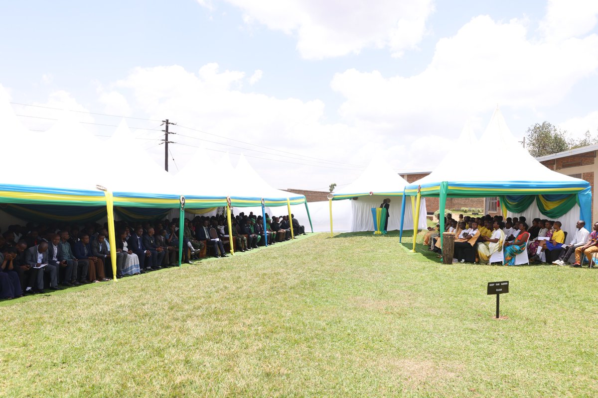 Gicumbi_Rwanda's tweet photo. Nonaha, Umuyobozi w’Akarere ari kwifatanya n’abarimu bo mu Murenge wa Cyumba mu kwizihiza Umunsi Mpuzamahanga wa Mwarimu.

Uyu munsi uri kwizihizwa ku nshuro ya 60 ku rwego rw'isi no ku nshuro ya 25 ku rwego rw'Igihugu cyacu, ufite insanganyamatsiko igira iti: “Gushyigikira abarimu: Imyaka 60 yo kurengera umwuga w’uburezi, kuwuteza imbere no gutegura ahazaza hacu.”