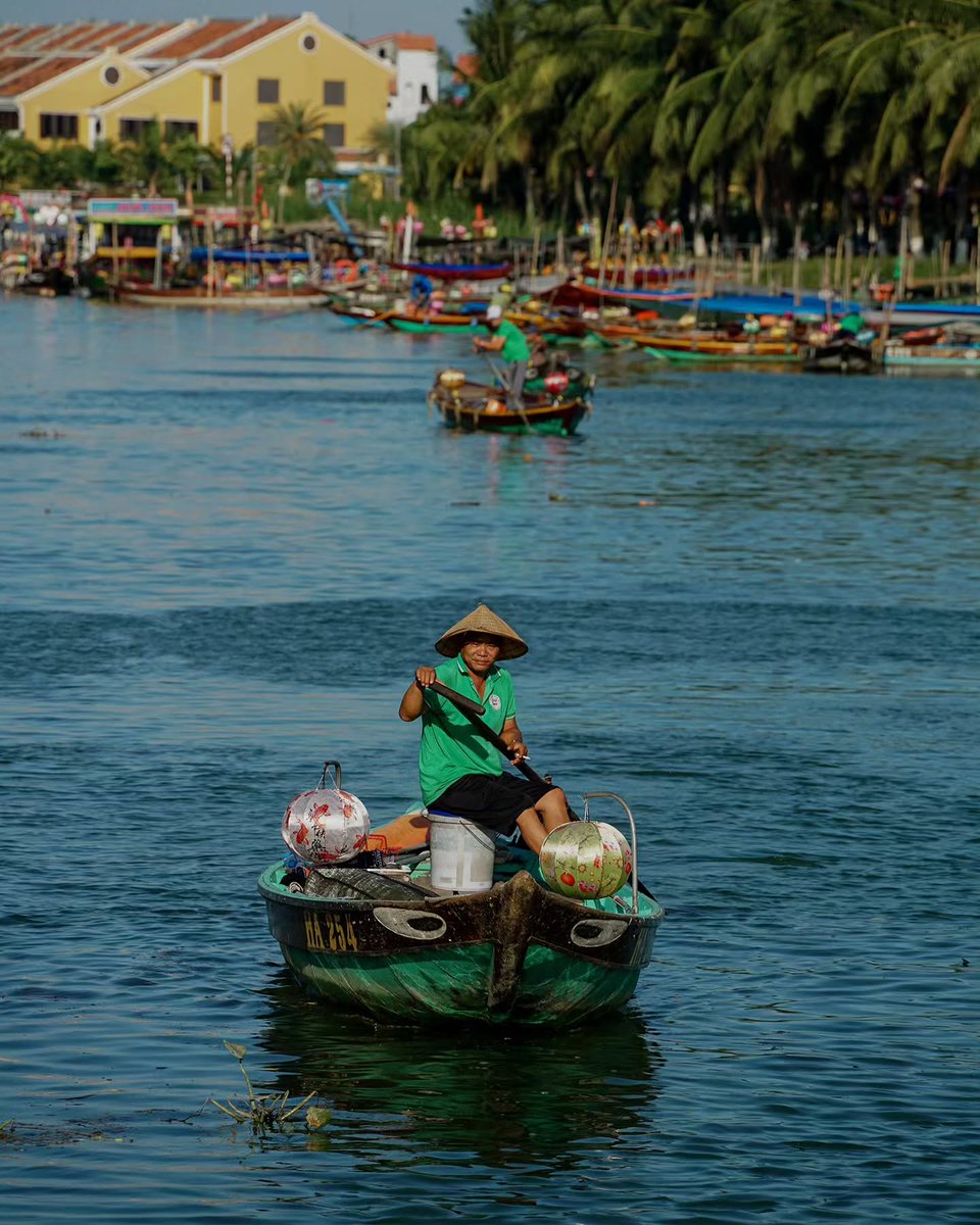 FrezZSwett's tweet photo. Hoi An Lantern Riverside: where glowing lanterns reflect on the river and every corner feels timeless. https://t.co/pCRoVxn8ui