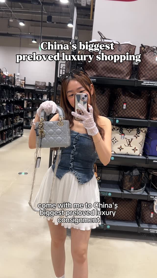 208evelin's tweet photo. China’s biggest preloved luxury shopping destination? ZZER has every luxury brand you can think of. A must-visit for luxury lovers, with outlets in Shanghai, Shenzhen, Chengdu, Hangzhou, Beijing, and Nanjing. https://t.co/VDho8ccRtw