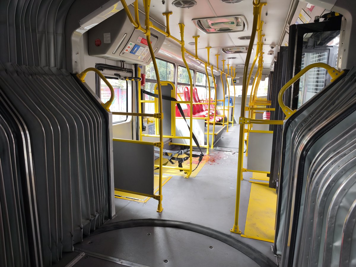 fredo2070's tweet photo. Domingo 4 de Oct de 2026, pelea a cuchillo en un Transmilenio entre un vendedor de incienso y un habitantes de calle, con herido y aterrorizando a los pasajeros,@Bogota hasta cuando trasmi sin seguridad @Citytv permitiendo que los habitantes de calle intimiden generen inseguridad https://t.co/Qsmk4lnMJm