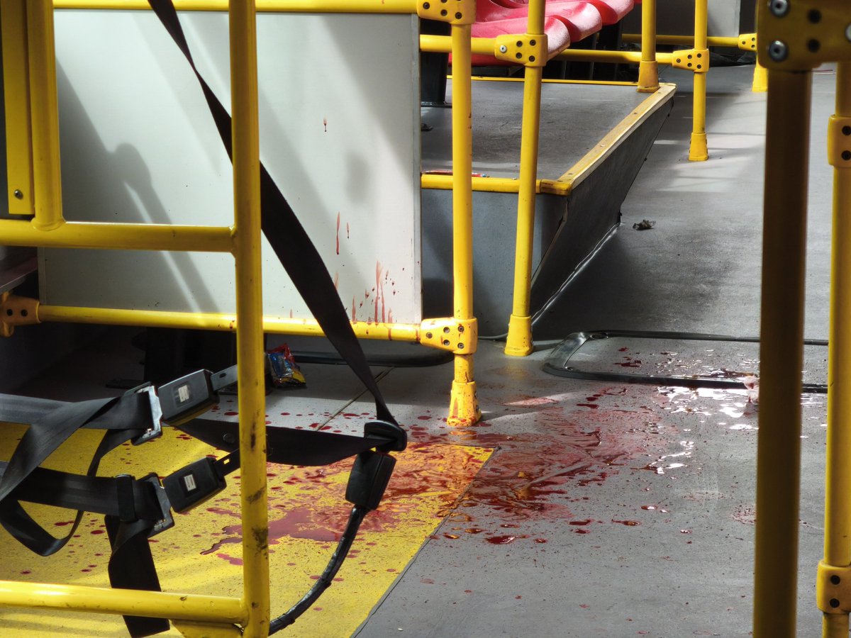 fredo2070's tweet photo. Domingo 4 de Oct de 2026, pelea a cuchillo en un Transmilenio entre un vendedor de incienso y un habitantes de calle, con herido y aterrorizando a los pasajeros,@Bogota hasta cuando trasmi sin seguridad @Citytv permitiendo que los habitantes de calle intimiden generen inseguridad https://t.co/Qsmk4lnMJm