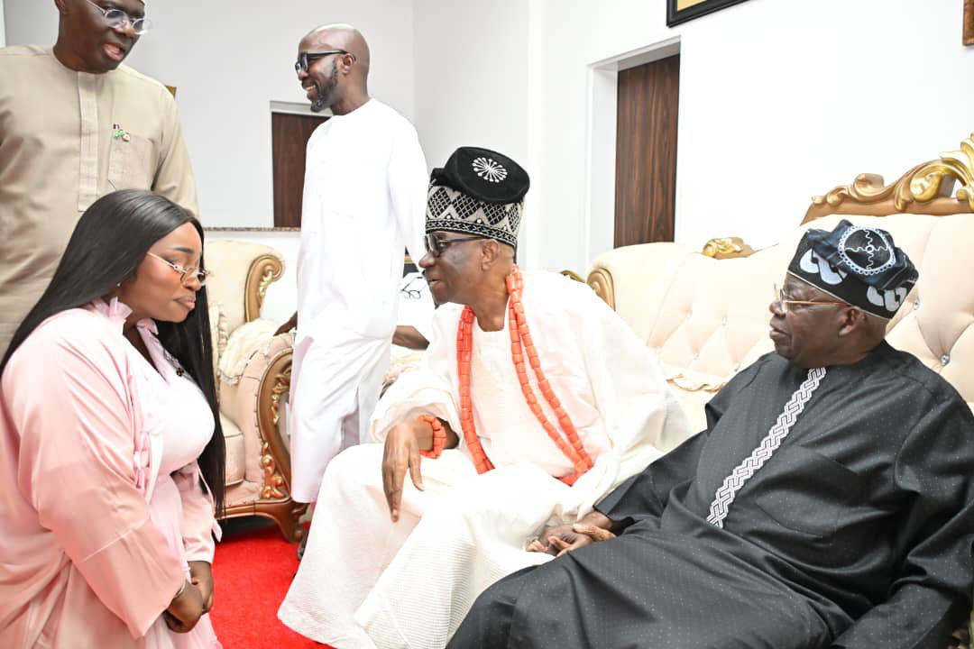 honlaraoyekan's tweet photo. Yesterday, I joined my dear father, the Oba of Lagos, HRM Oba Rilwan Akiolu, alongside Governor Babajide Sanwo-Olu @jidesanwoolu and Prince Fatai Akiolu, to receive President Bola Ahmed Tinubu GCFR @officialABAT during his private visit to the historic Iga Idunganran Palace.

This gathering underscored the vital partnership between our political leaders and traditional institutions in driving community engagement, peace, and progress.